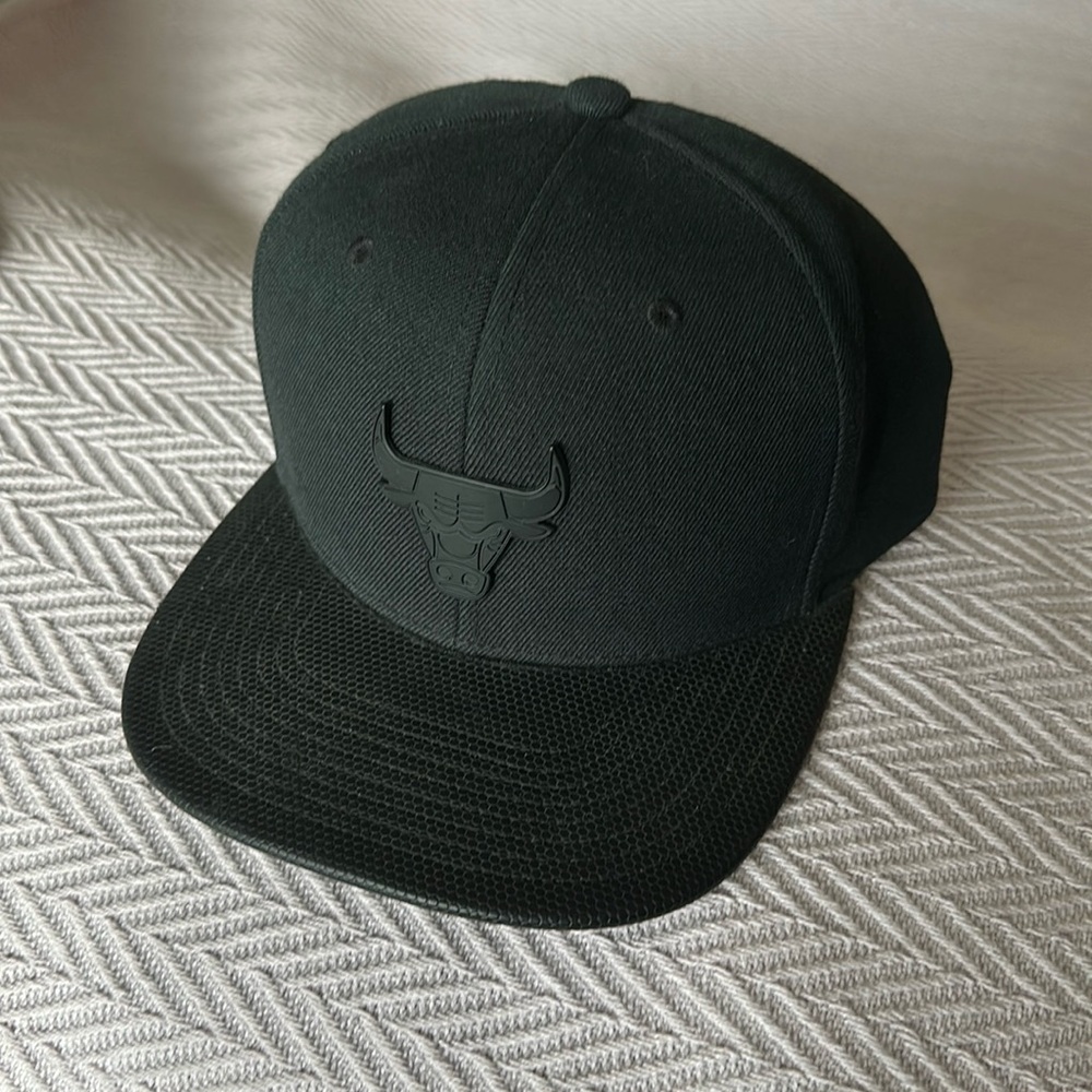 Mitchell & Ness Chicago Bulls SnapBack with leather brim.